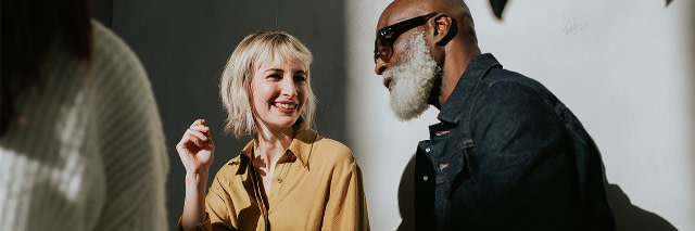 A smiling couple sat in a coffee shop (640x213)